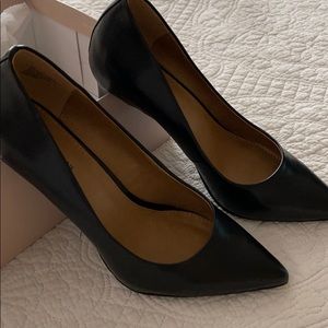Black faux pumps